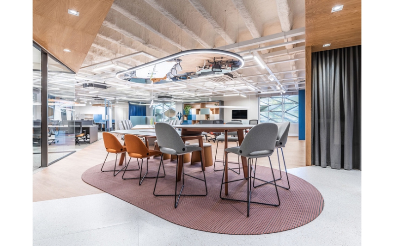 多彩灵动 巴西圣保罗Riccó Hub办公兼家具展厅设计欣赏